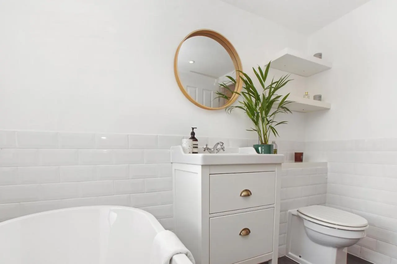 Bright, Stylish & Cosy 3-Bed Flat Near Mile End Apartment London