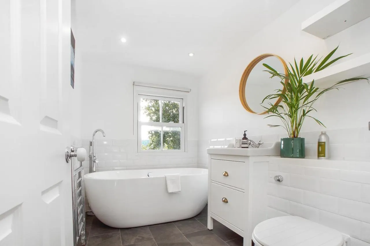 Bright, Stylish & Cosy 3-Bed Flat Near Mile End Apartment London