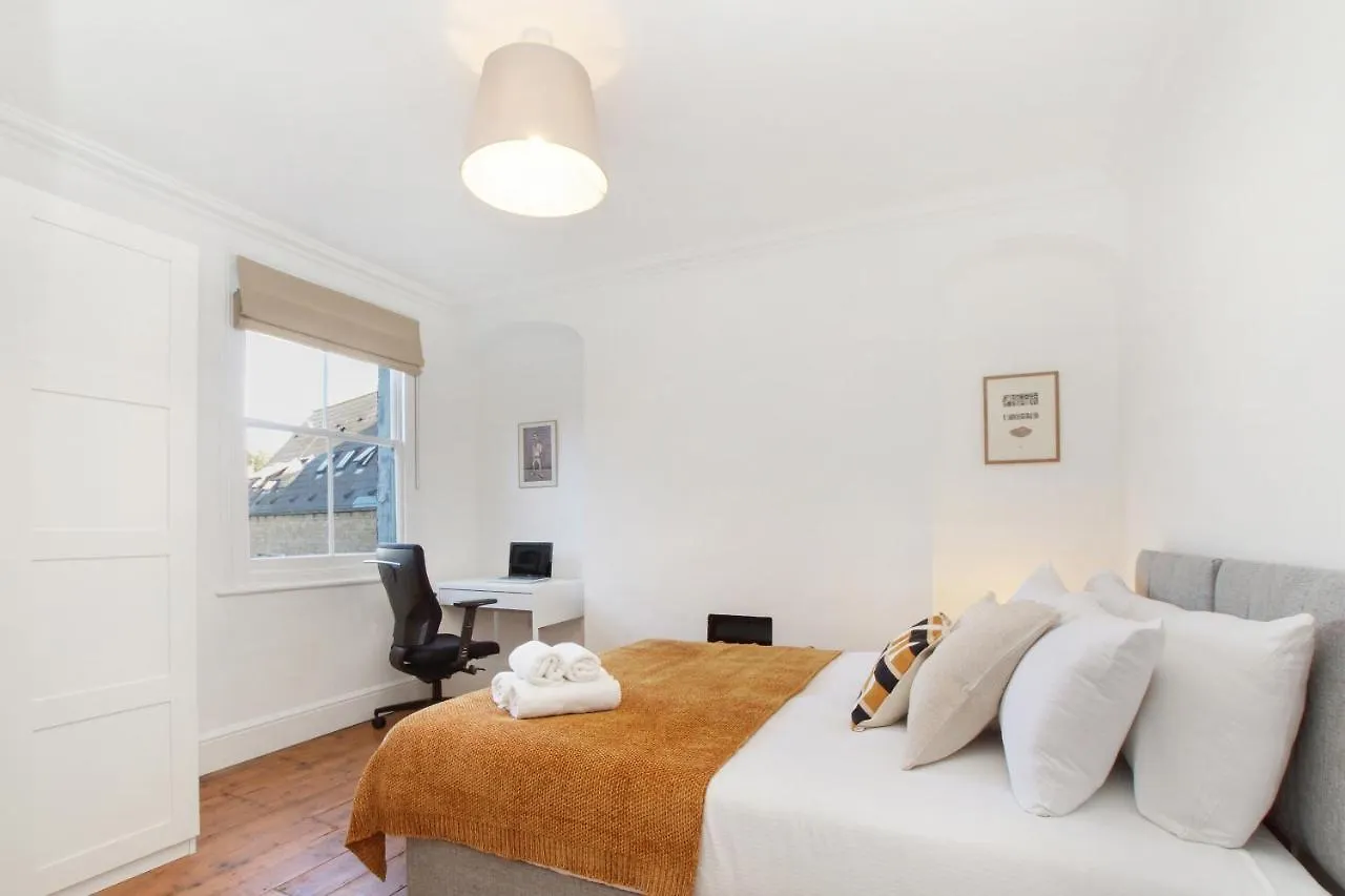 Bright, Stylish & Cosy 3-Bed Flat Near Mile End Apartment London